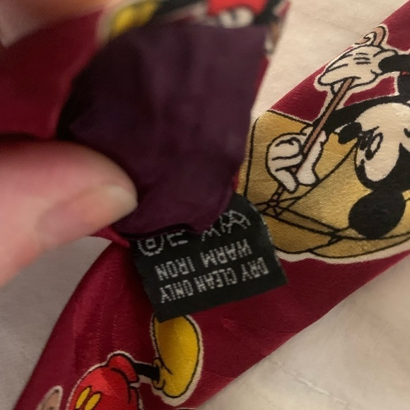 Micky Mouse & Donald Duck umbrella men’s vintage silk tie with red background - Picture 7 of 9
